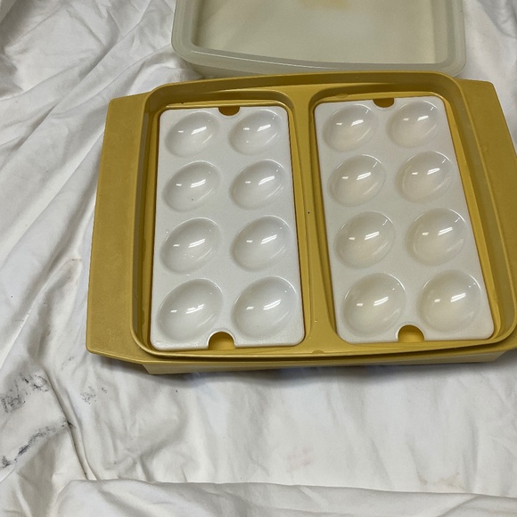 1970 Tupperware egg carrier - Picture 1 of 9